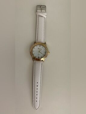Geneva Quartz Wristwatch w/ Genuine Leather New! Water Resistant. White Elegant